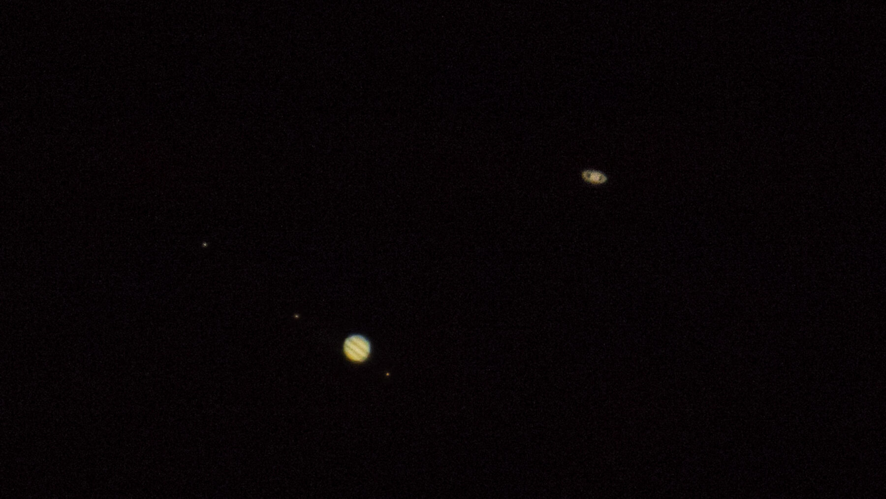 Júpiter, con algunas de sus lunas, y Saturno con sus anillos, fotografiados con telescopio sobre fondo negro