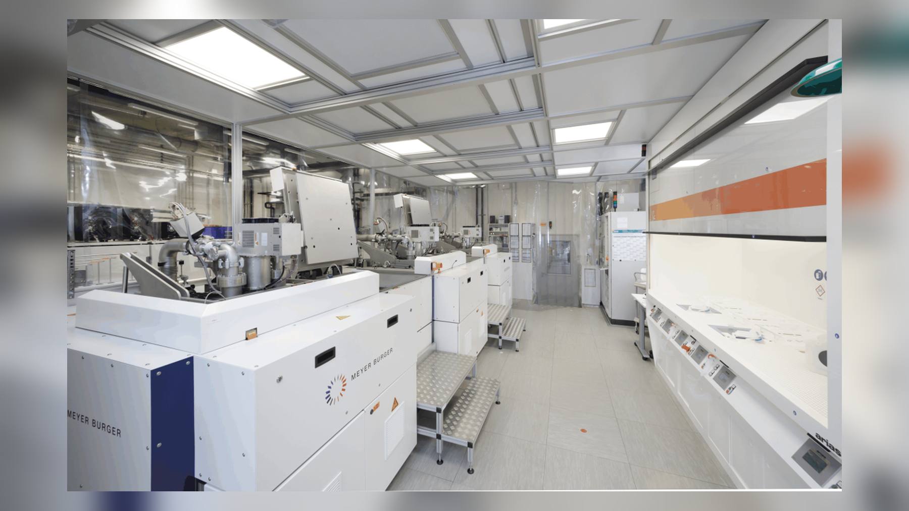 El Forschungszentrum Jülich conecta células solares sin soldadura con una cinta de níquel de 10 micras y su módulo perdió menos del 1 % en 200 ciclos térmicos, aunque no alcanza el agarre de la norma