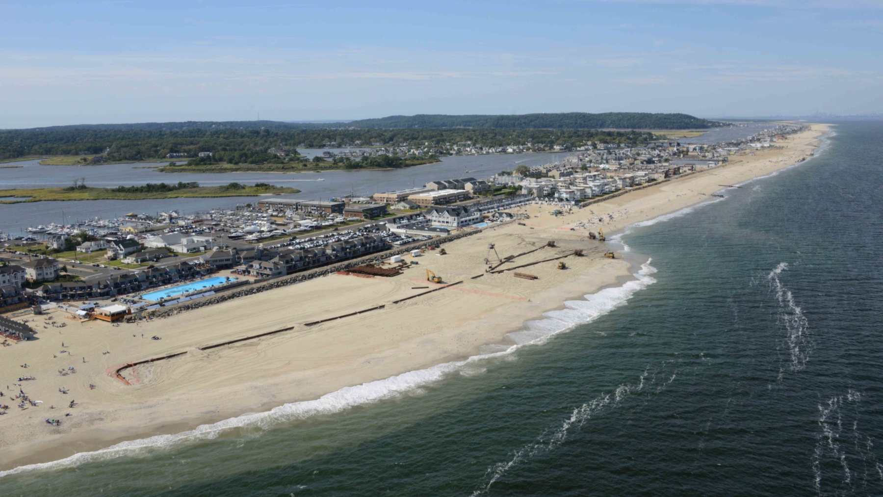 Vista aérea de la playa de Sea Bright, en Nueva Jersey, con el muro costero de piedra detrás de la arena y tuberías de regeneración en 2013