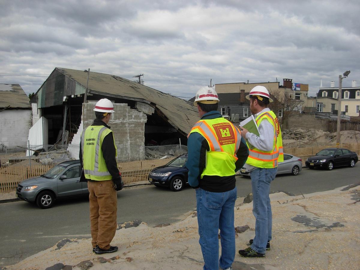 Técnicos del Cuerpo de Ingenieros ante un edificio hundido en Sea Bright tras el huracán Sandy