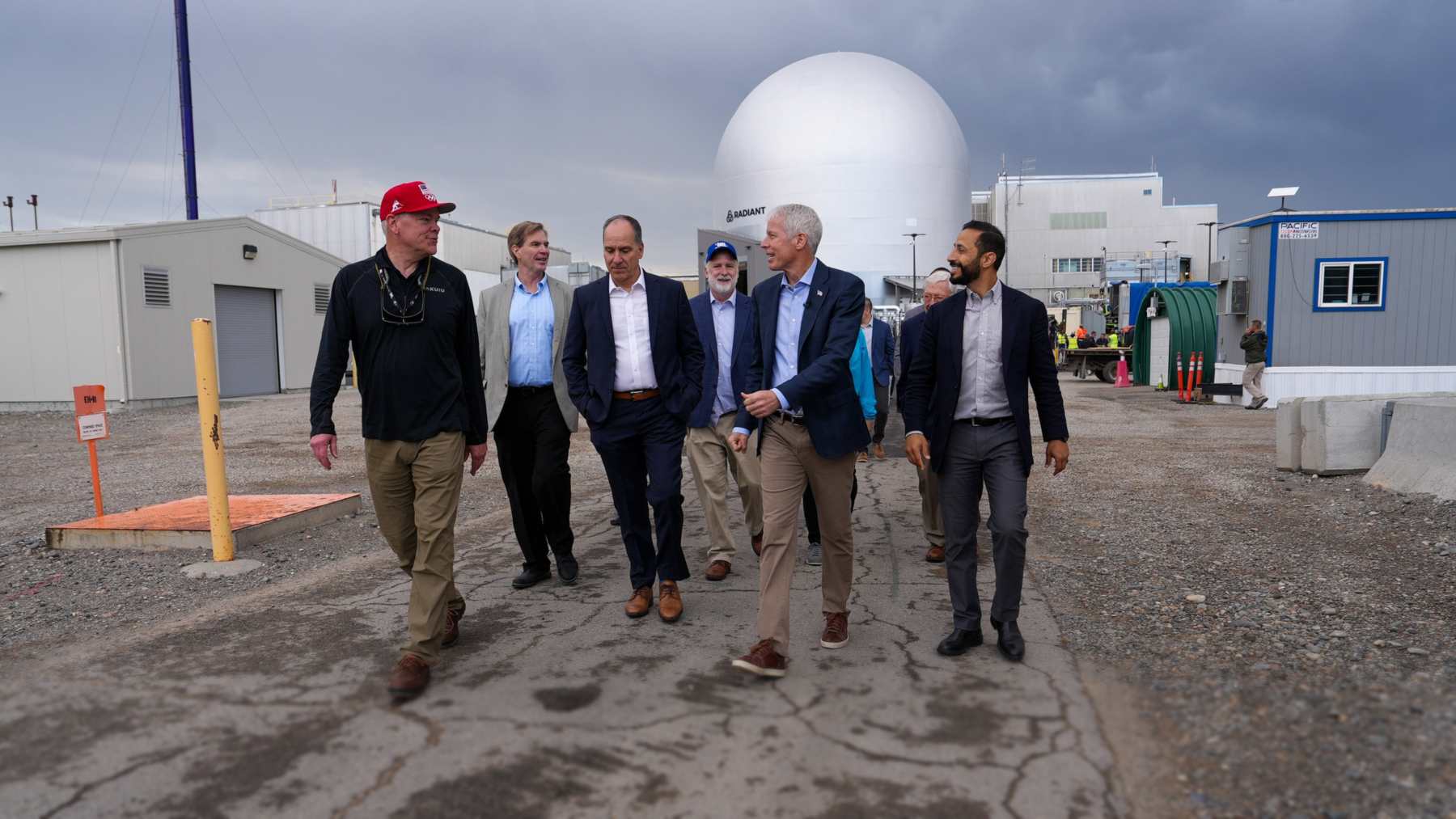 El secretario de Energía Chris Wright recorre el Laboratorio Nacional de Idaho ante la cúpula del DOME, donde se probará el microrreactor nuclear Unity