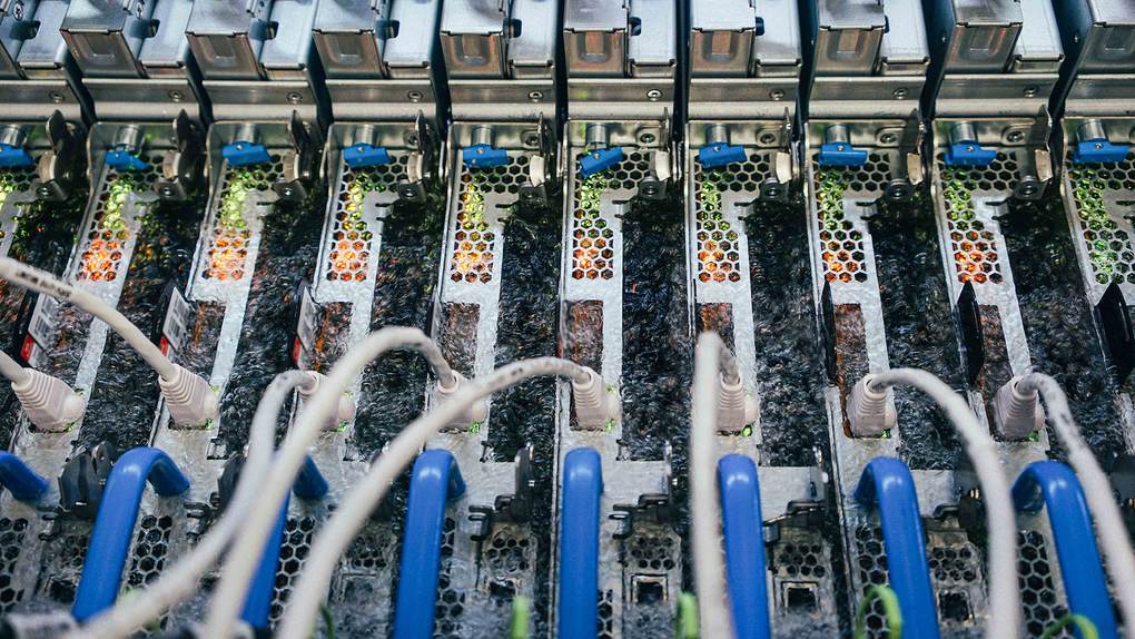 Servidores sumergidos en un tanque de líquido en ebullición en un centro de datos de Microsoft