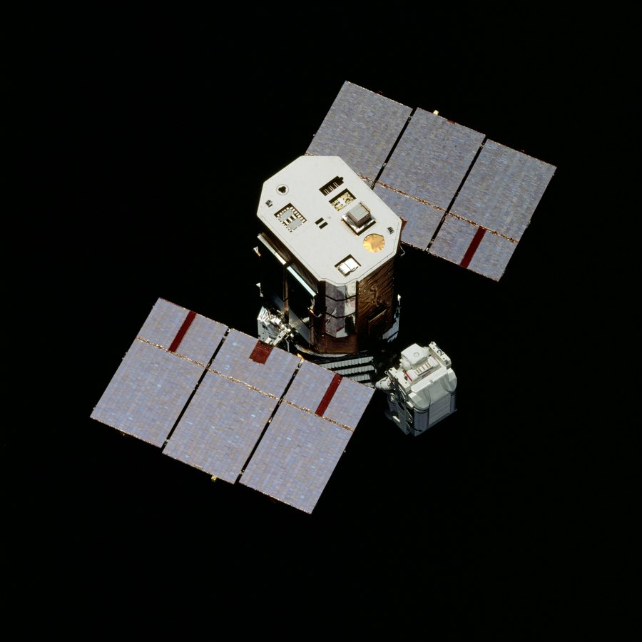 El astronauta George Nelson llega con la unidad de maniobra MMU al satélite Solar Maximum Mission durante la misión STS-41C