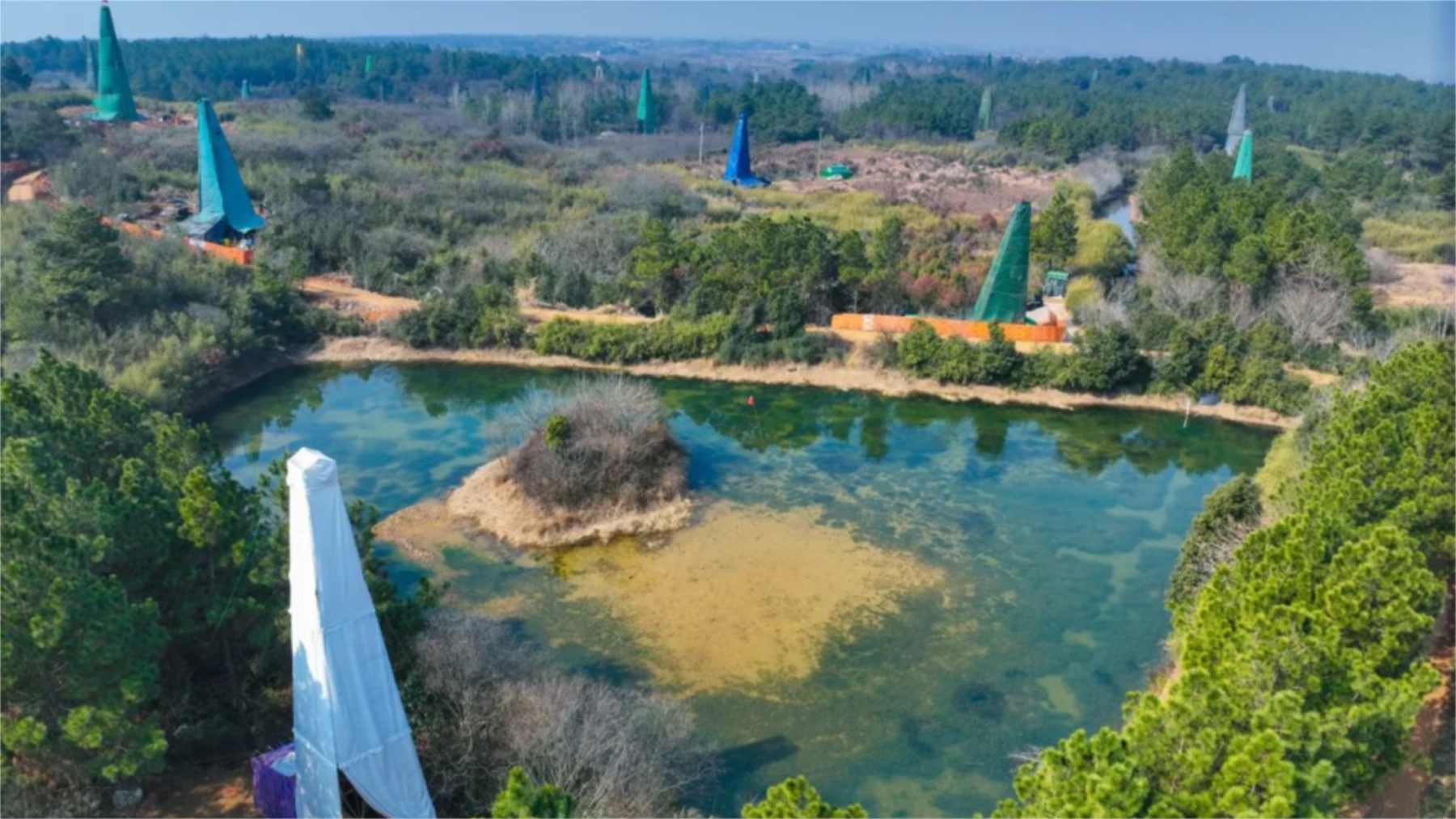Zona de sondeos del yacimiento de cobre y oro de Chating, en Xuancheng (Anhui), con varias torres de perforación