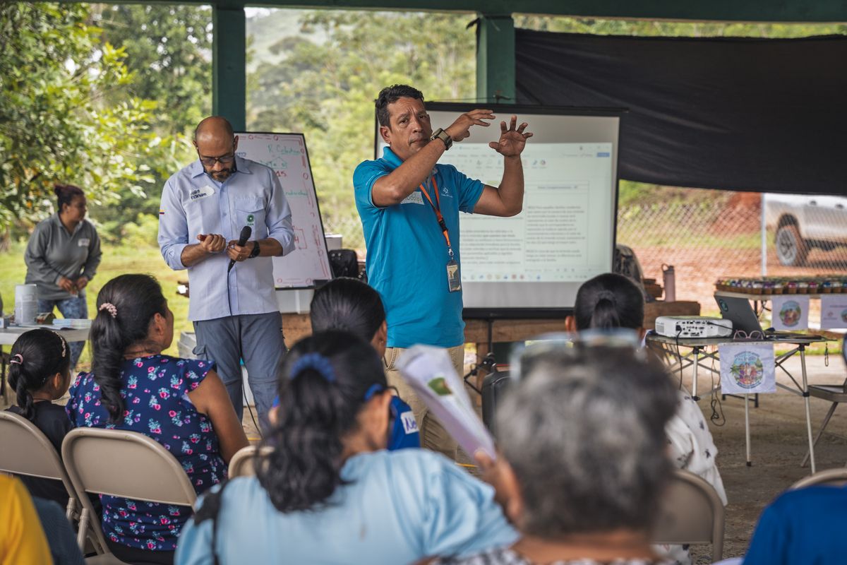 Taller comunitario con habitantes de la cuenca de Río Indio, en el programa de reasentamiento del Canal de Panamá