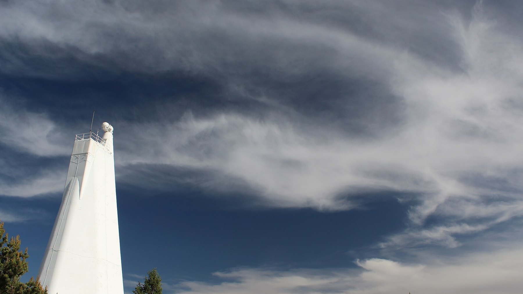 El telescopio solar Dunn en Sunspot, Nuevo México, bajo un cielo con nubes
