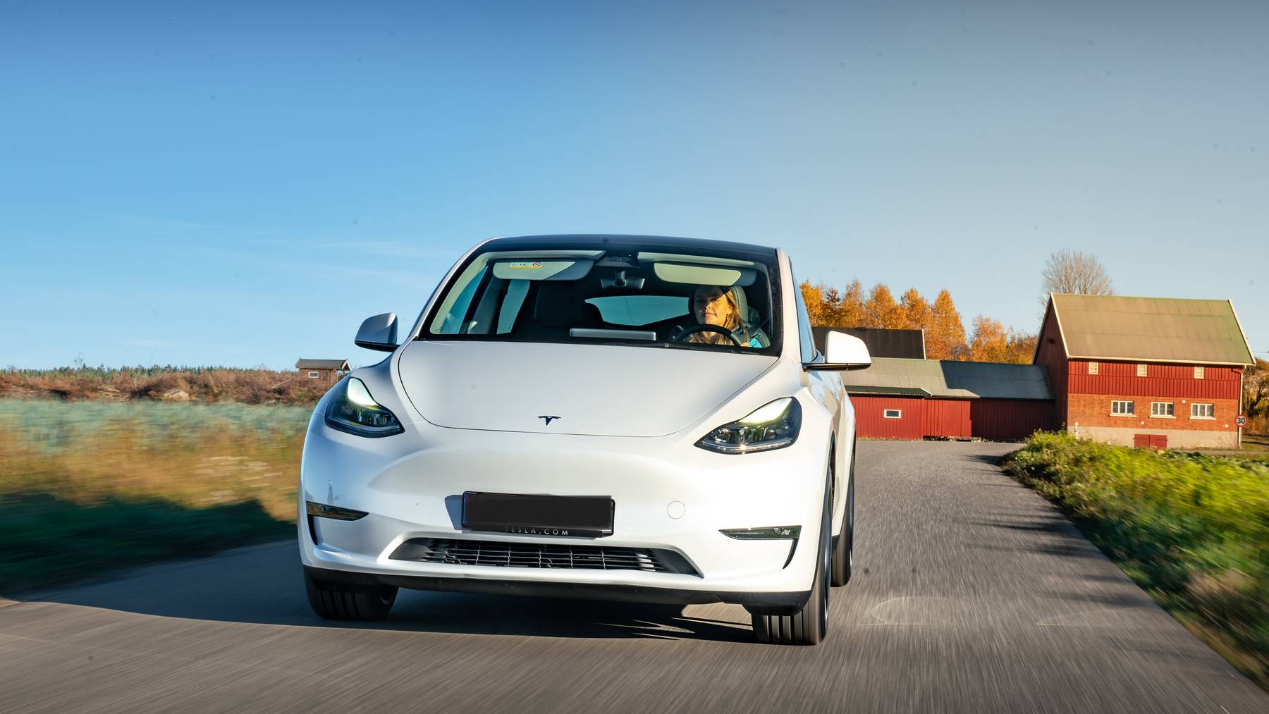 Tesla Model Y en una carretera de Noruega, el país que bate su récord de coches eléctricos