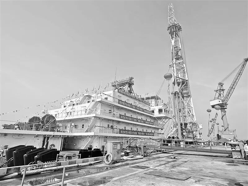 Buque de pilotaje CRCC Bridge Piling No. 1 con su torre de trabajo