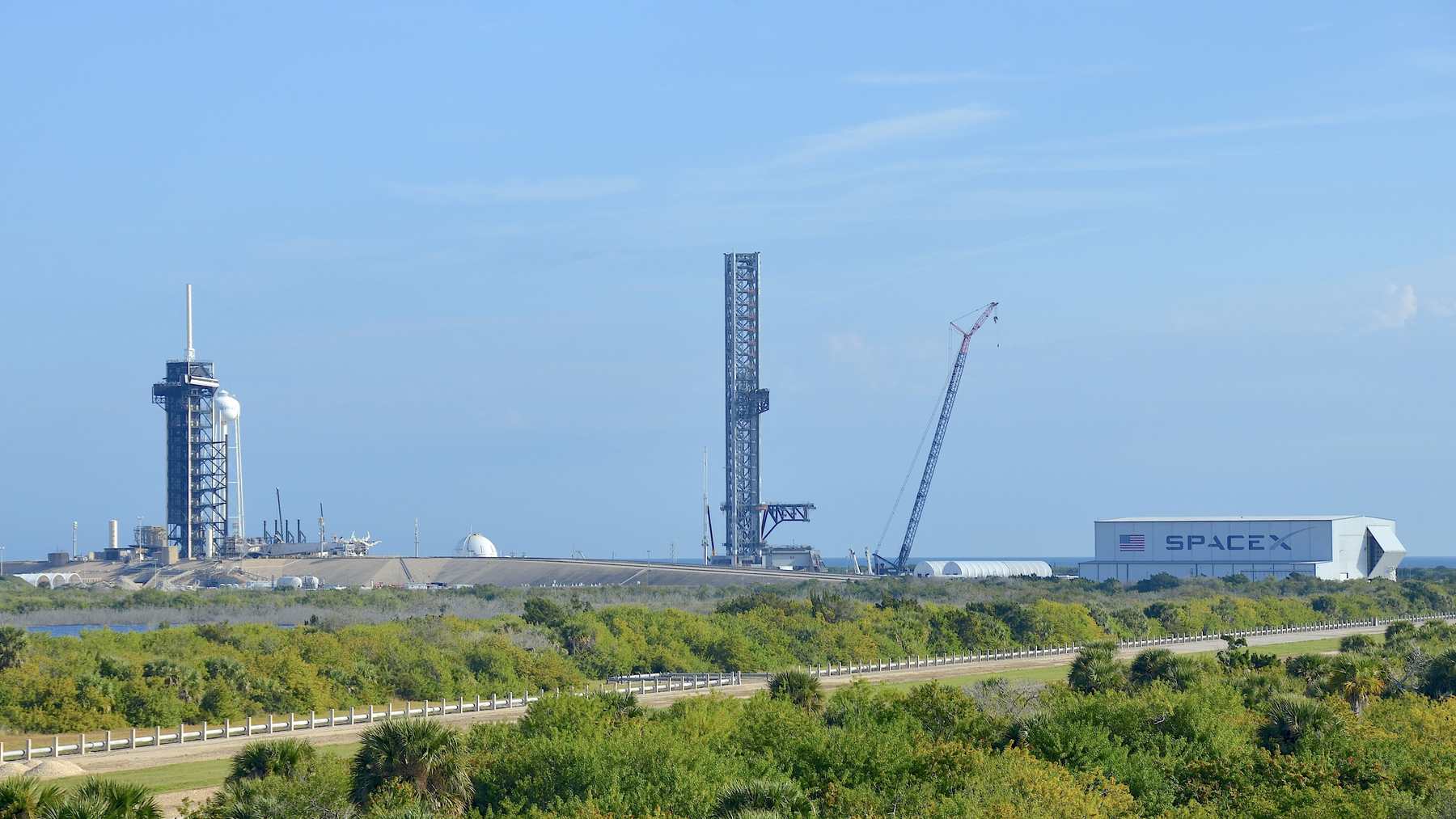 Torre de lanzamiento de Starship y hangar de SpaceX en el complejo 39A del Centro Espacial Kennedy, en el condado de Brevard, donde SpaceX quiere construir un gasoducto en Florida