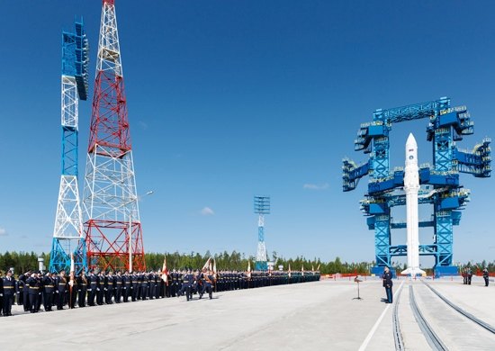 Torres de lanzamiento y un cohete en el cosmódromo de Plesetsk, en el norte de Rusia