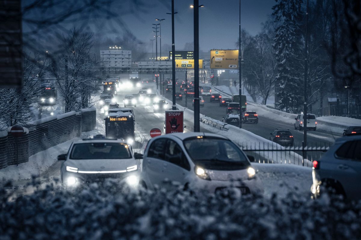 Coches eléctricos en una calle nevada de Oslo