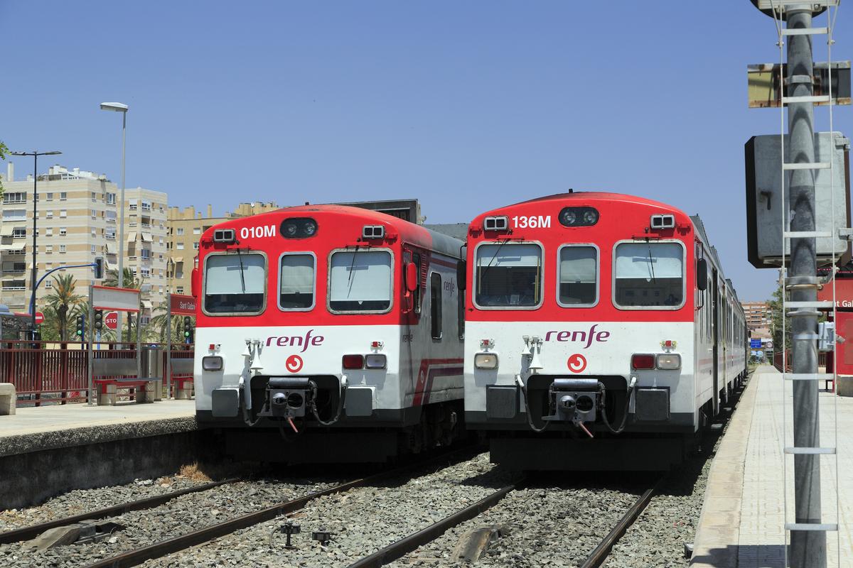 Dos trenes de Cercanías de Renfe en el apeadero de Sant Gabriel, en Alicante