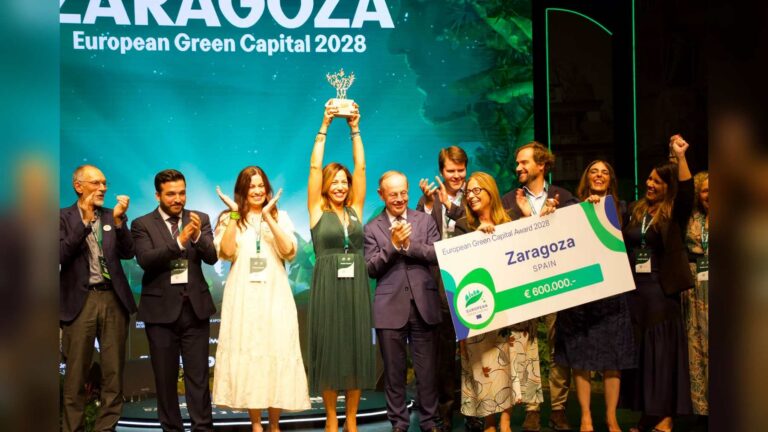 Natalia Chueca levanta el trofeo de Capital Verde Europea 2028 en el escenario de Guimarães, junto al cheque de 600.000 euros