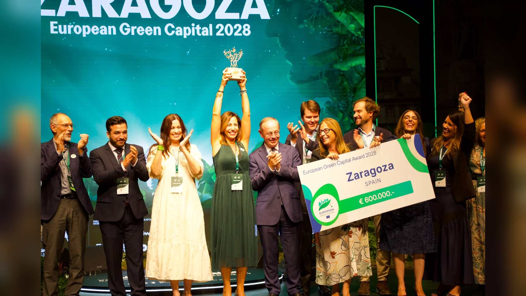 Natalia Chueca levanta el trofeo de Capital Verde Europea 2028 en el escenario de Guimarães, junto al cheque de 600.000 euros