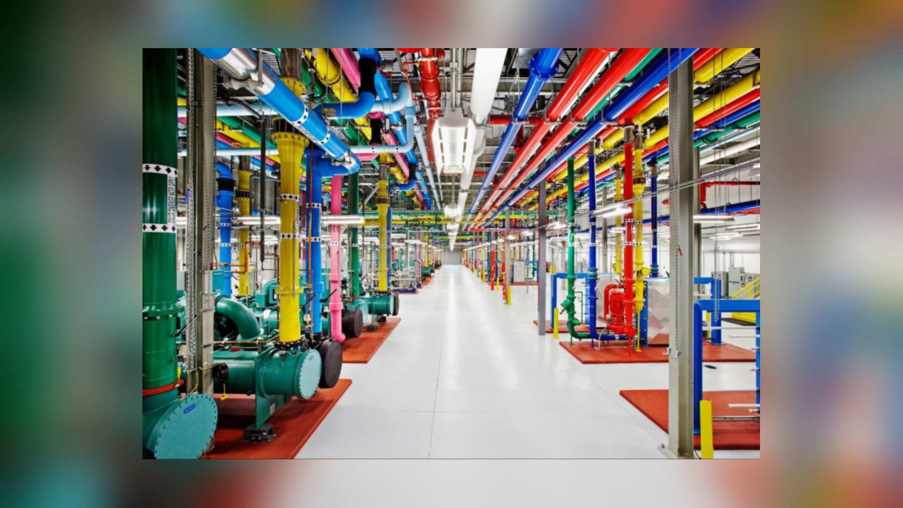 Tuberías de colores del sistema de refrigeración de un centro de datos de Google, ligado al agua de los centros de datos
