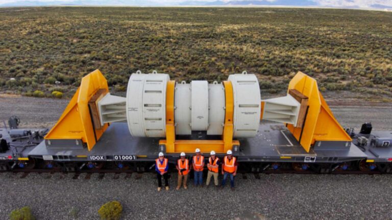 Vagón Atlas para transportar combustible nuclear usado, con su carga de prueba en Idaho