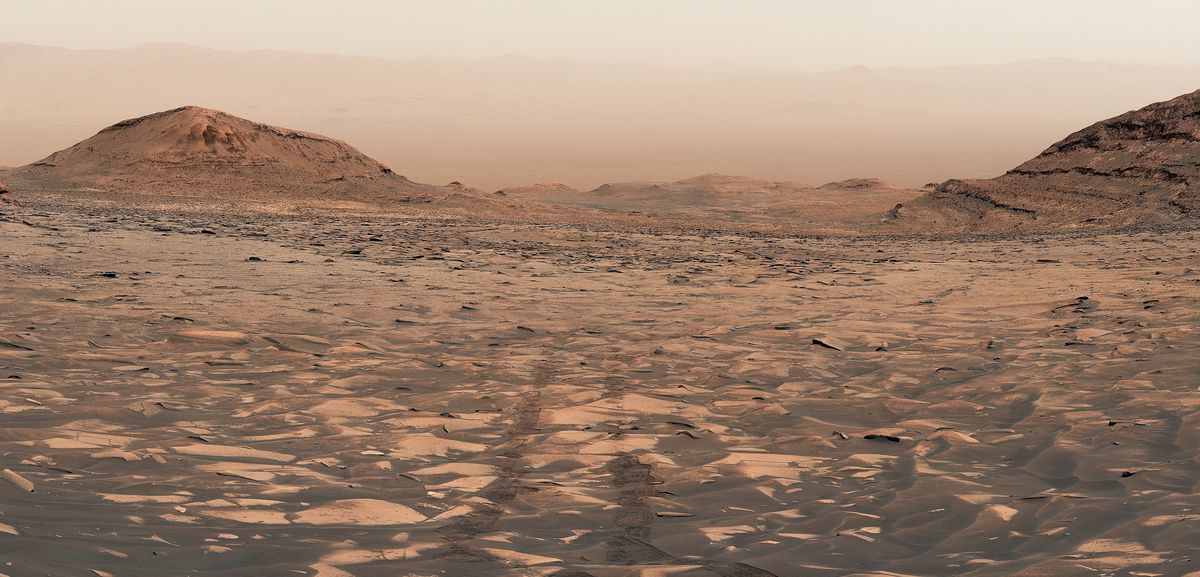 Rodadas del rover Curiosity que se alejan hacia el fondo del cráter Gale, vistas desde Valle Grande en el monte Sharp