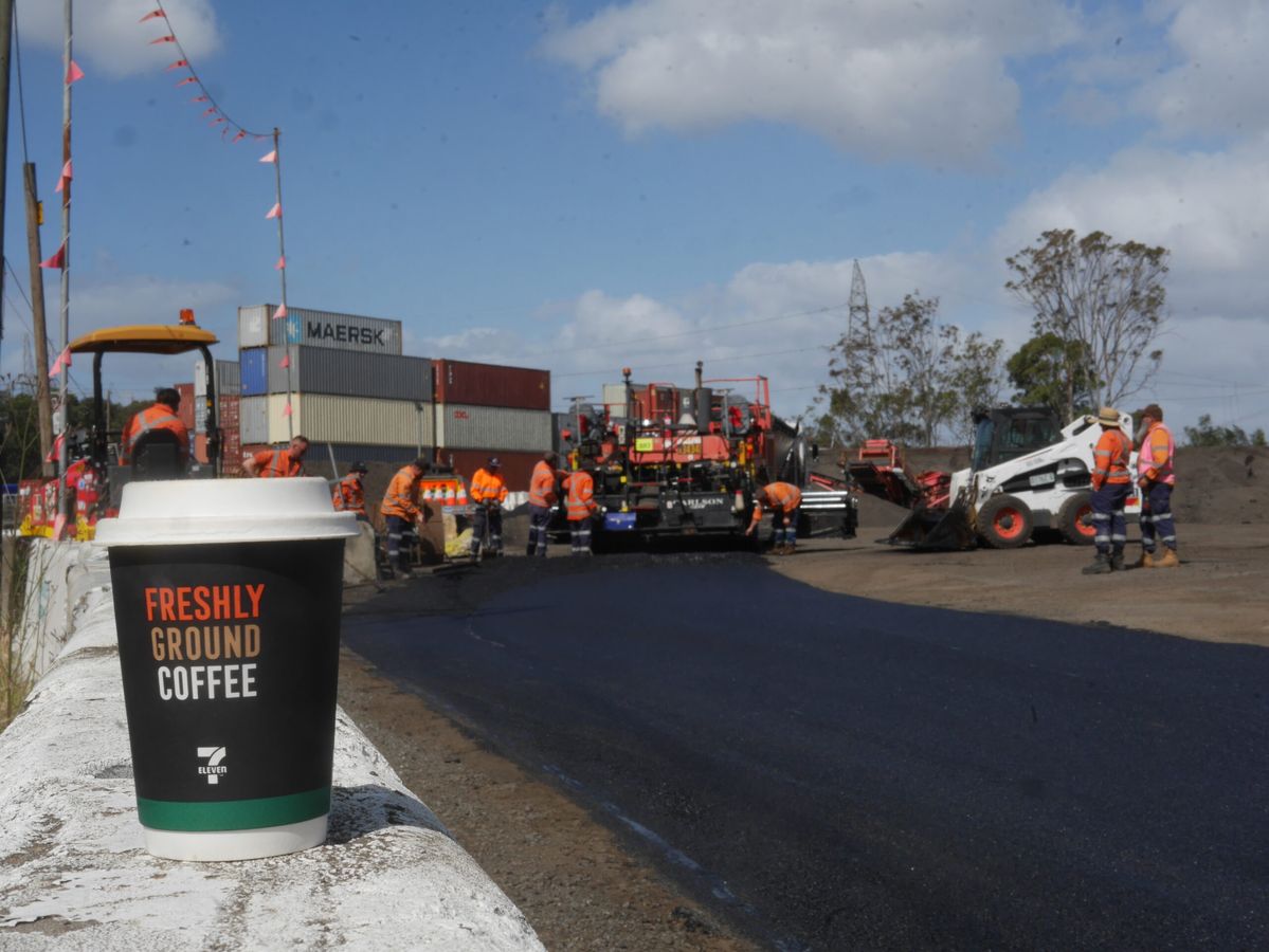Vaso de café de 7-Eleven junto a un tramo de prueba de asfalto PAK-PAVE en Nueva Gales del Sur