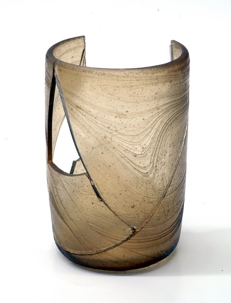 Vaso de vidrio del galeón Atocha reconstruido a partir de tres fragmentos