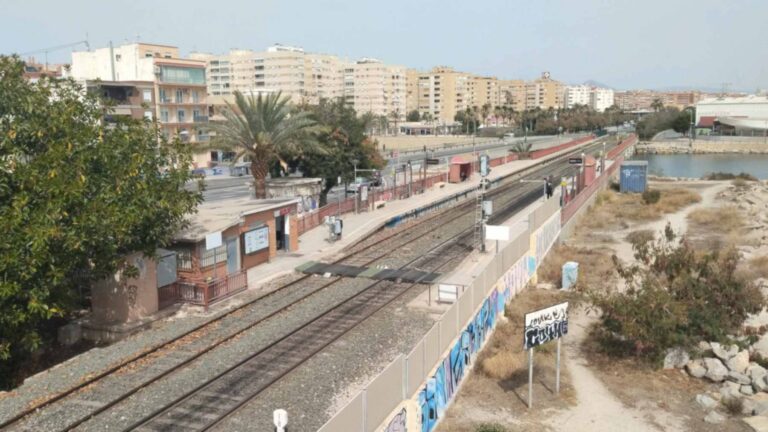 Vía de la costa en el apeadero de Sant Gabriel, en Alicante, tramo que se desmantelará con la variante de Torrellano