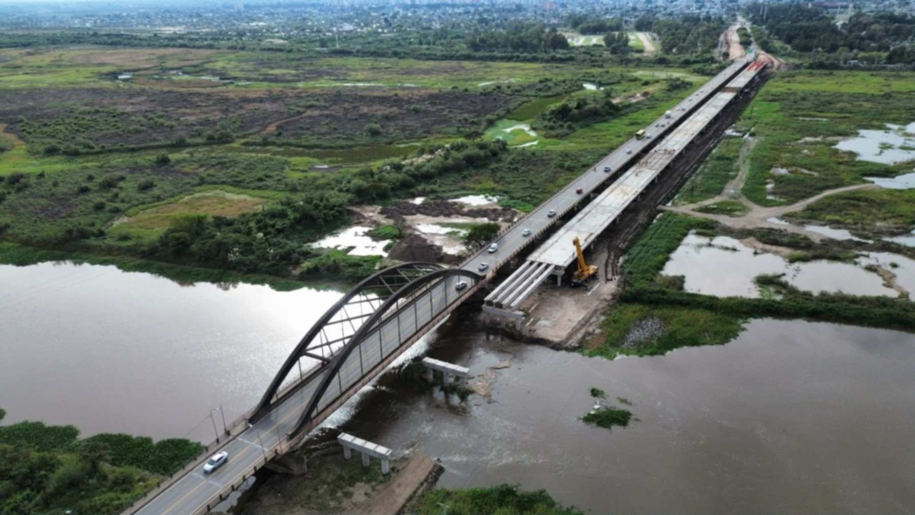 Puente de 1324 metros en obra junto al viejo puente de arco sobre el río Salado, entre Santa Fe y Santo Tomé