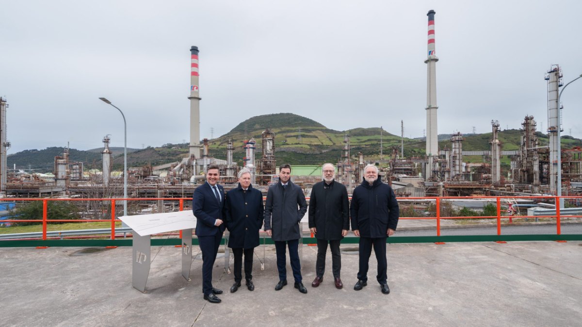 Visita del lehendakari a Petronor, en Muskiz, al comenzar las obras de su electrolizador de 100 MW