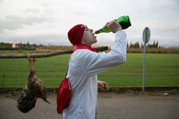 Los jóvenes celebran emborrachándo y decapitando gallos su mayoría de edad en Muro (Mallorca) 3 quintos de muro 5 original