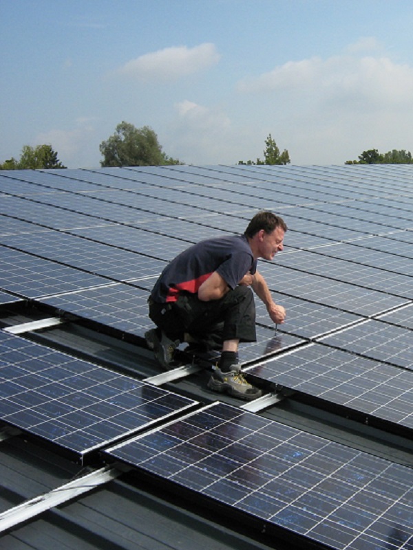 Madrid implementará paneles fotovoltaicos en un centenar de espacios municipales