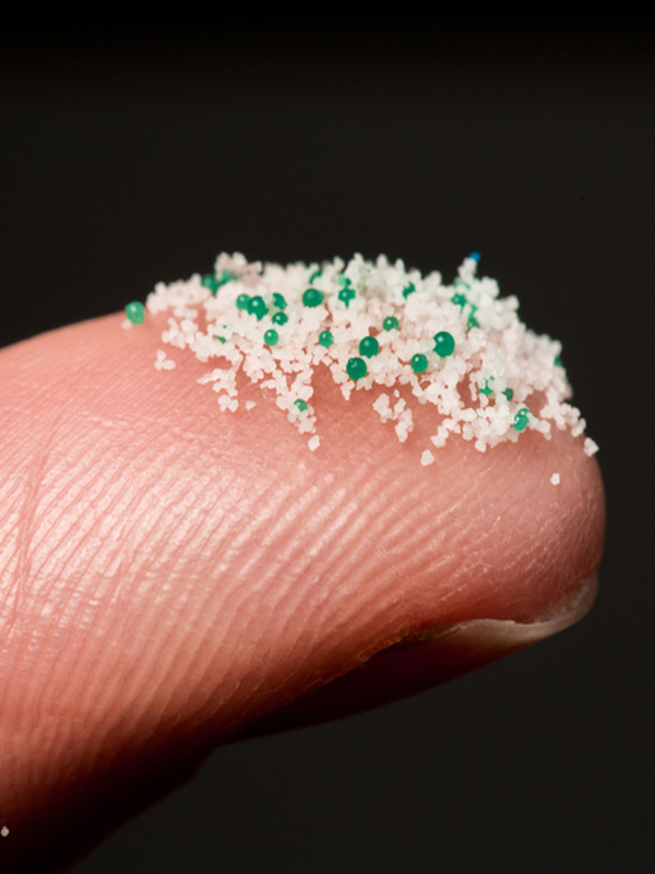 Los productos de maquillaje ‘atiborrados’ de microplásticos