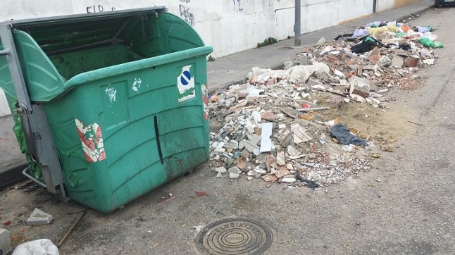 Atención por la presencia de residuos en la Barriada de El Junquillo en La Línea