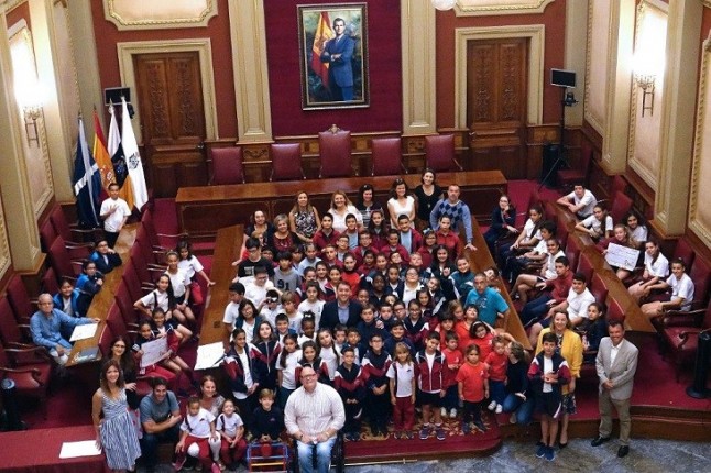Premian a 35 colegios de Santa Cruz de Tenerife tras recoger más de 25 toneladas de residuos