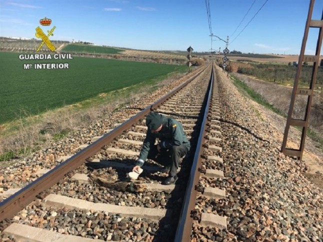 En Olivares (Sevilla) un sujeto ataba animales a las vías del tren