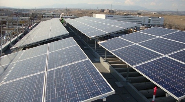 Placas solares en un edificio de Lleida para familias vulnerables