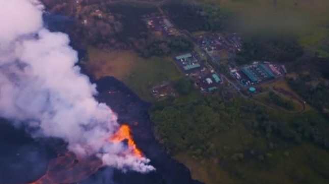 La lava del volcán hawaiano Kilauea se aproxima a una planta geotérmica con sustancias inflamables y tóxicas