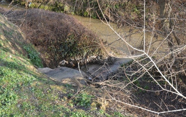 La Lastra (Tudanca) denuncia ante la CHC el vertido de aguas residuales al arroyo del pueblo