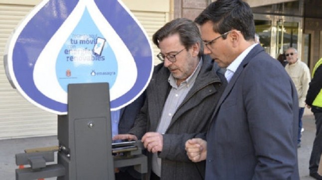 Transforman en la Fuente de las Batallas la energía del agua de la red en electricidad para cargar móviles en Granada