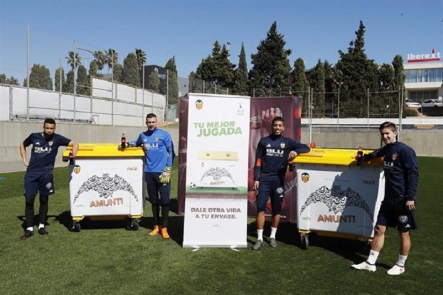 Implementan contenedores en Mestalla para reciclar las botellas de plástico