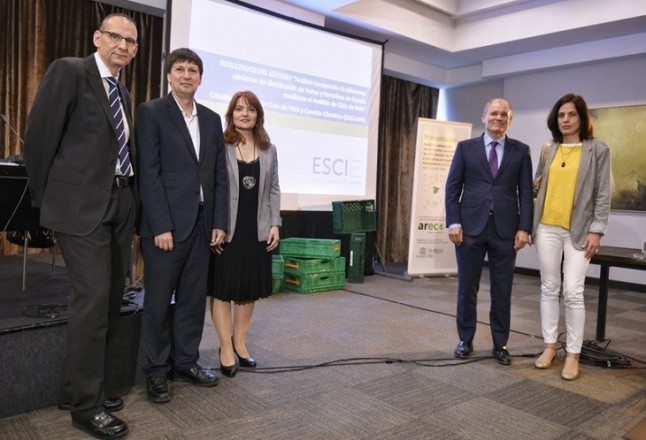 Cajas de plástico reutilizables y de cartón de un solo uso en la distribución de frutas y hortalizas en España