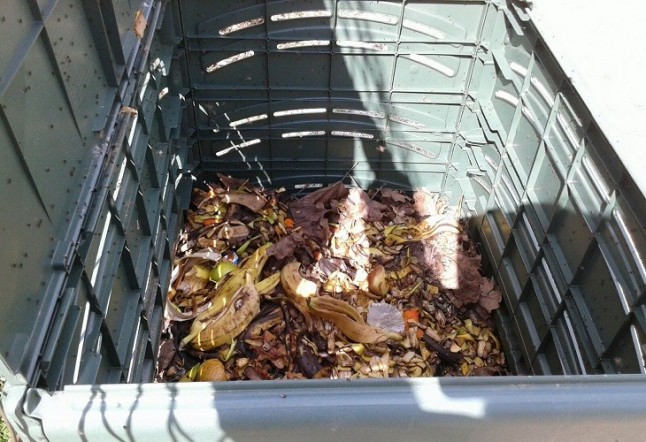 Sogama dota a Burela con una nueva partida de 40 compostadores domésticos