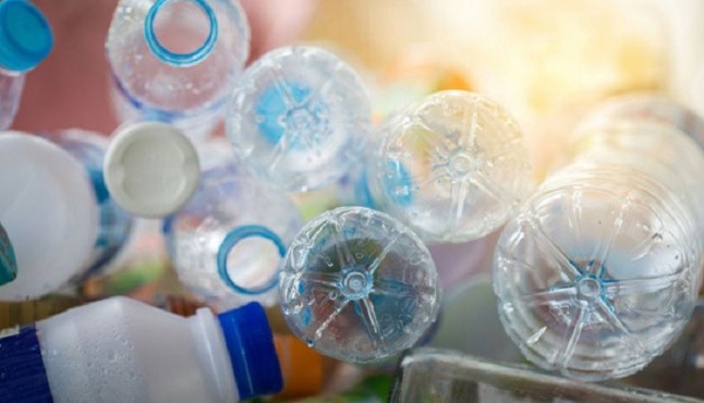 Unidos Podemos centra en la reutilización y el reciclaje su ley para reducir plásticos