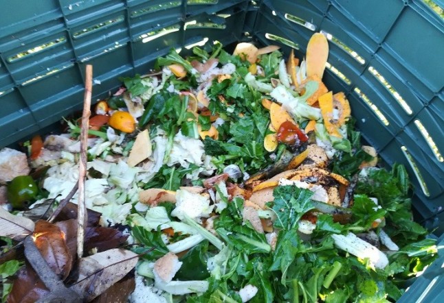 Sogama aporta a Monforte 25 compostadores para reforzar el reciclaje de la materia orgánica