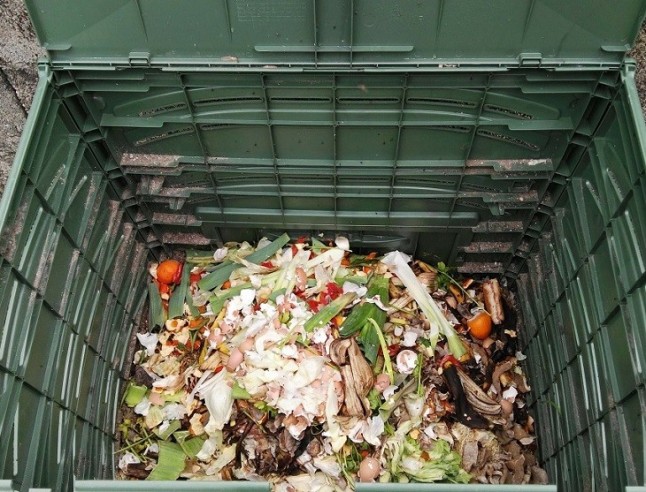 Galicia. Cuntis se incorpora al programa de compostaje doméstico de Sogama