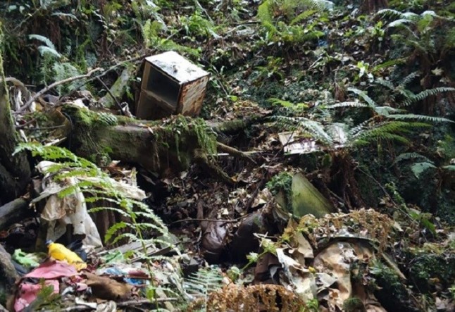 Residuos en el cauce del río Libardón