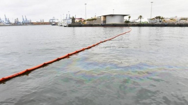 Derrame de combustible evidencia las carencias de seguridad del Puerto de Las Palmas