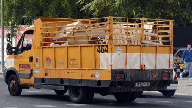 El Ayuntamiento de Granada incrementa un diez por ciento la recogida de muebles en la puerta de casa
