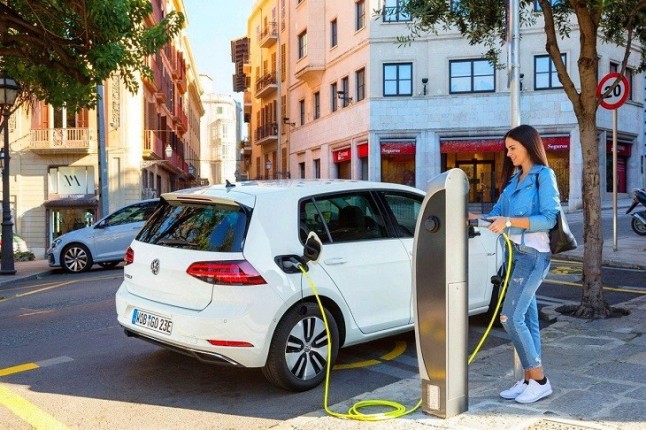 Logroño cuenta con su flamante primer punto municipal de recarga de coches eléctricos