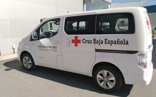 Nissan entrega a Cruz Roja de una furgoneta eléctrica