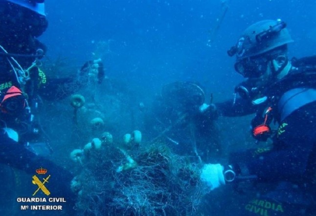 Extraen una red de pesca abandonada en el fondo de las aguas de la Reserva Marina de Llevant
