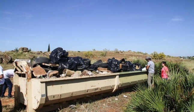 Retiran basura del entorno natural y patrimonial de Gandul de Alcalá de Guadaíra (Sevilla)
