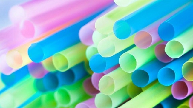 Hilton finiquita las pajitas de plástico